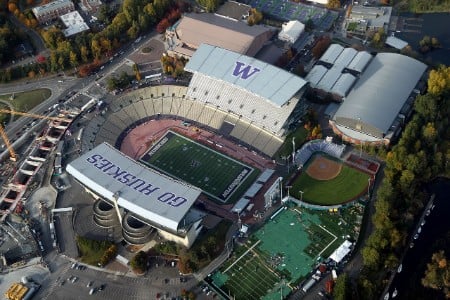 huskies 21 point favorites over hawaii